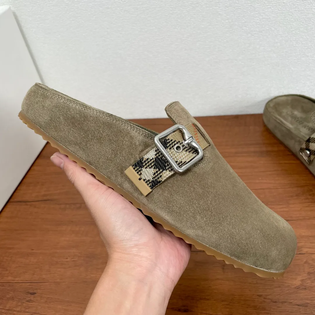 P360 Burberry's new men's checkered leather Urchin half-flop. Made of soft suede cowhide and calfskin, these half-flop sandals feature an adjustable B-shaped buckle strap and are decorated with the signature sand-colored Burberry check in jacquard worsted. The upper wraps around the midsole and is paired with a sole made of the same upper material with an embossed logo on the heel and a wavy rubber outsole embellished with the Burberry lettering. Fashionable and casual! Comes with full set of original packaging dust bag! Code number: 39-40-41-42-43-44 standard code (38/45 can be customized and returns and exchanges are not supported) No. 012